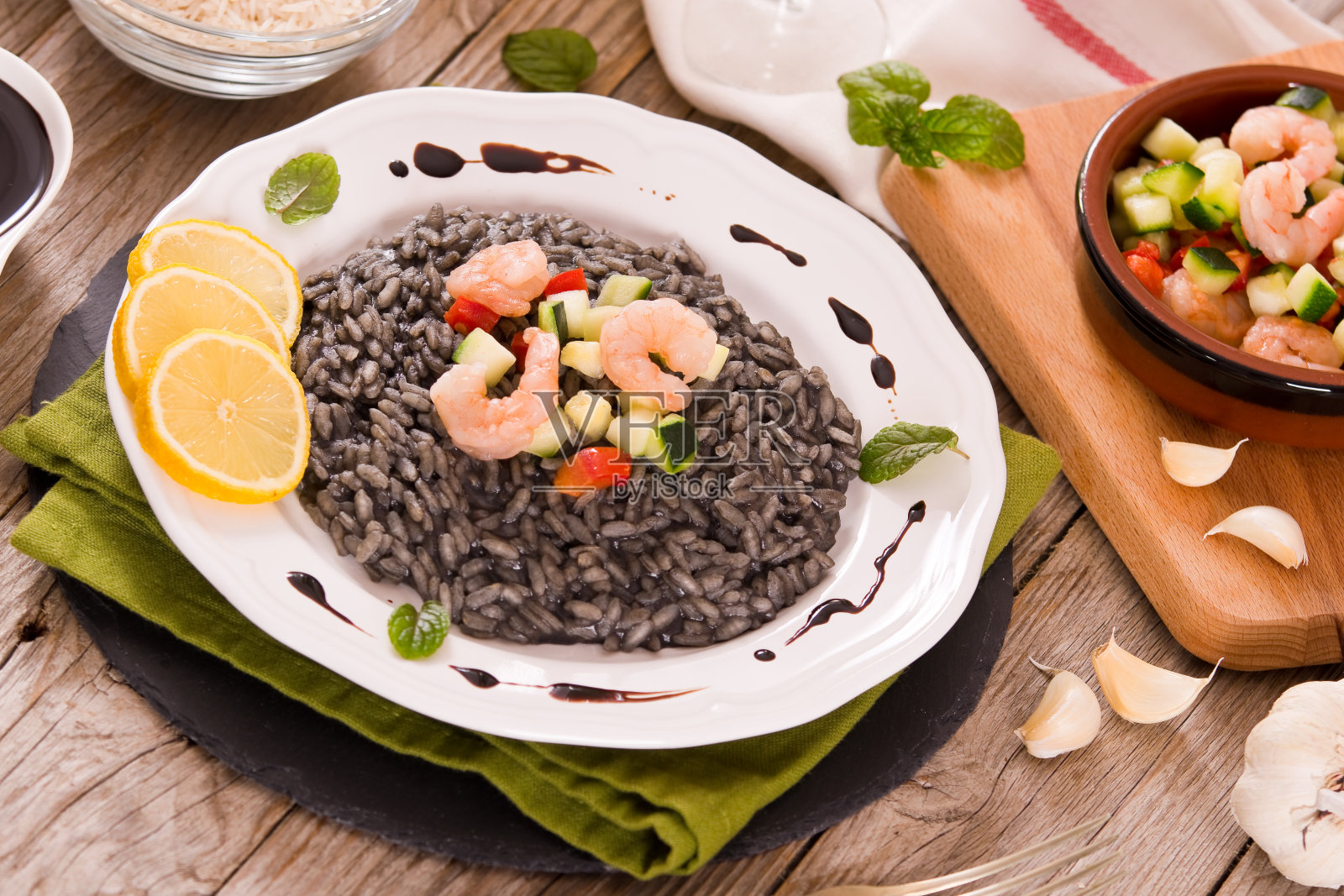 乌贼墨意大利调味饭。照片摄影图片