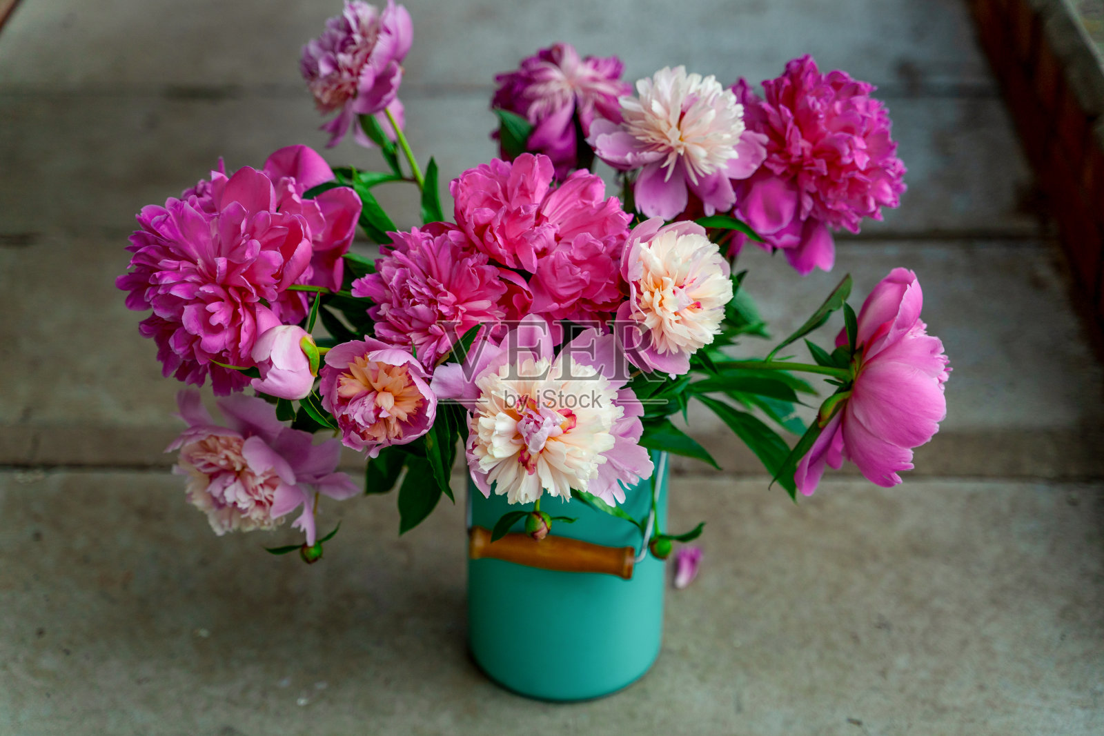 水泥楼梯牛奶罐里的牡丹花束照片摄影图片