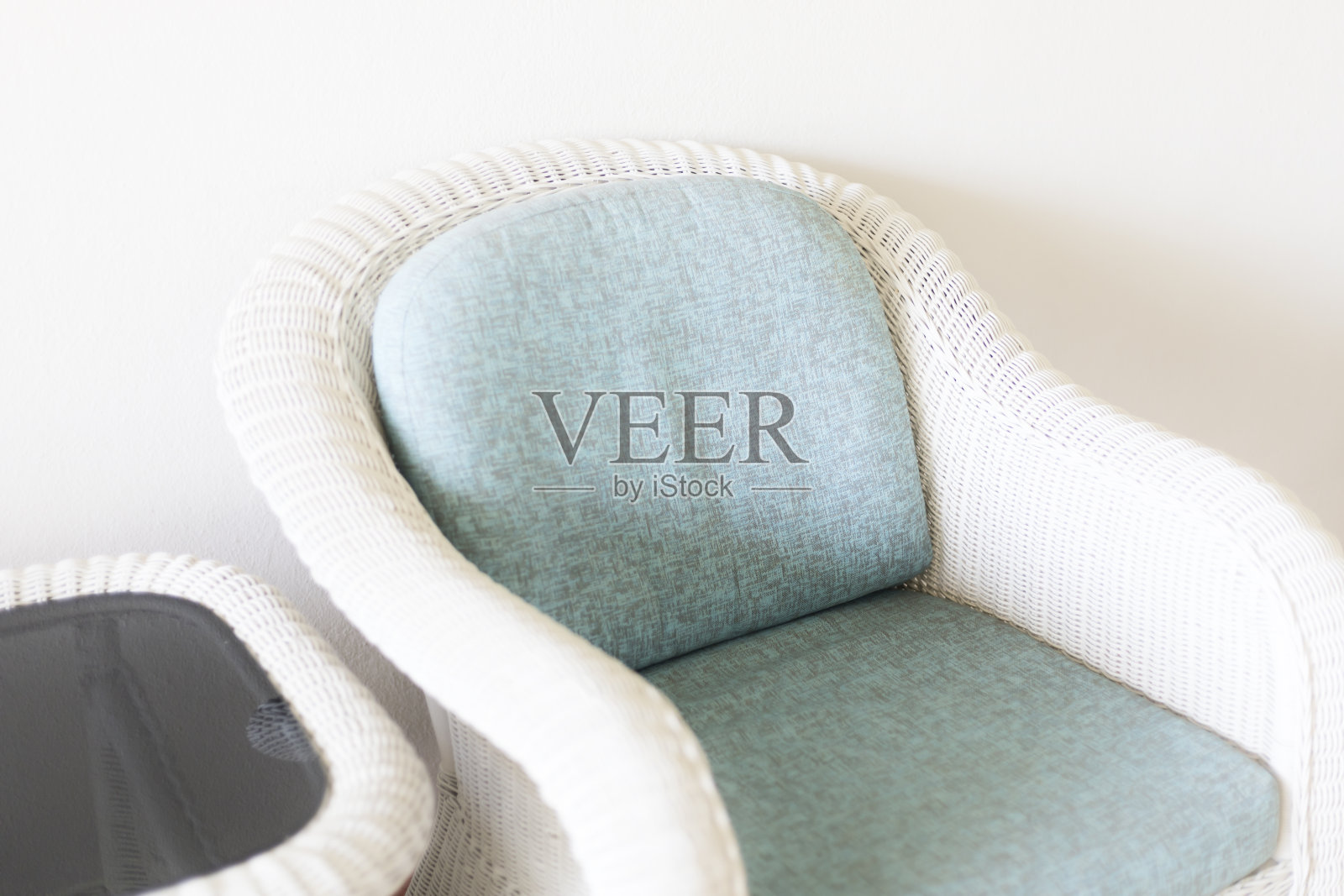 户外柔软的柳条扶手椅。横向拍摄背景-藤条沙发浅绿色照片摄影图片