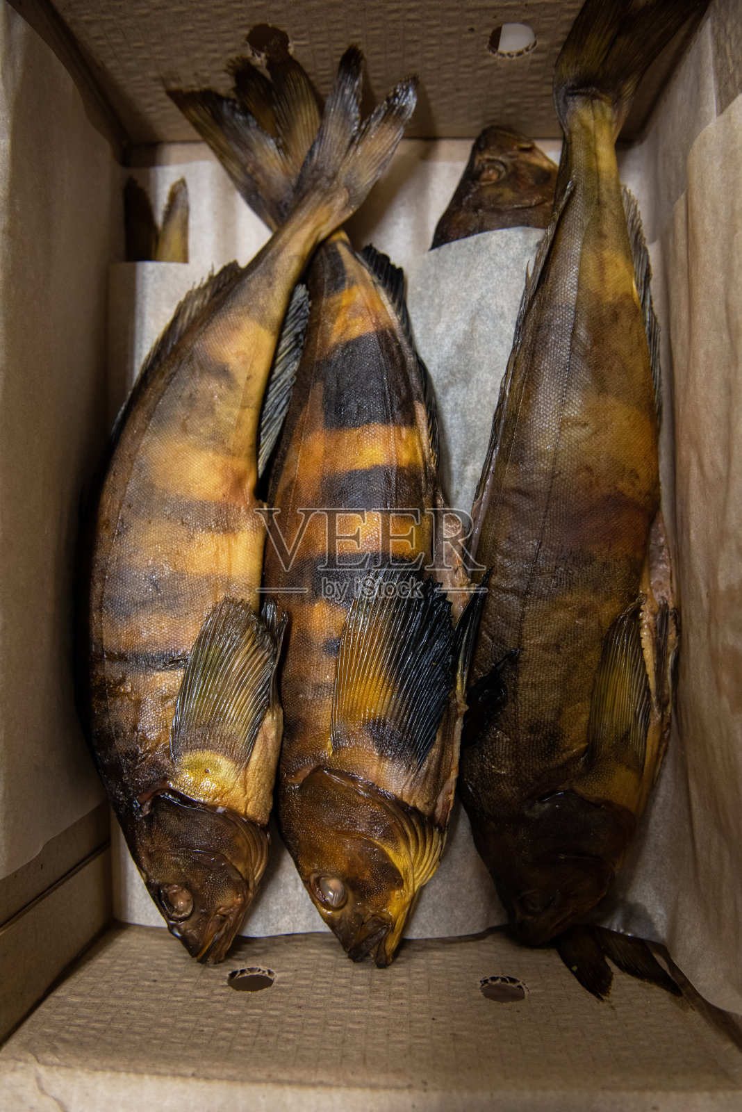 烟熏岩鳟鱼在工艺纸盒照片摄影图片