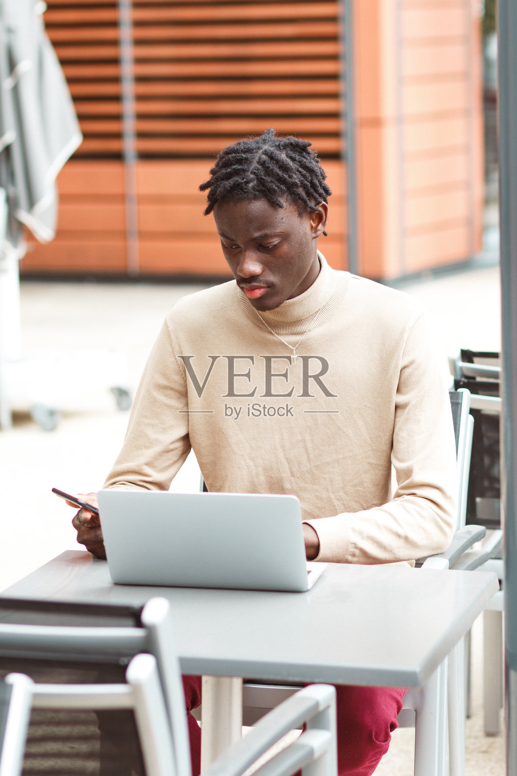 年轻的非洲裔美国企业家在里昂快乐地生活着照片摄影图片