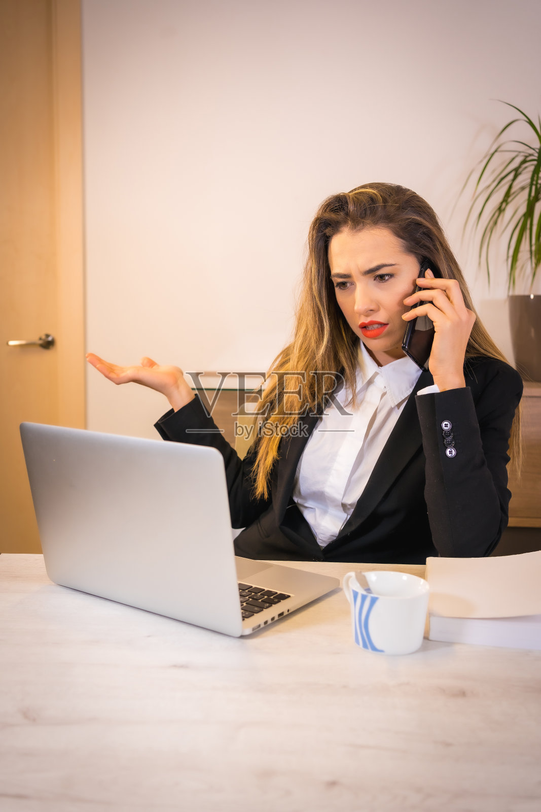 新冠肺炎大流行期间在家远程办公的困难，年轻的金发白种女性用咖啡和电脑工作照片摄影图片