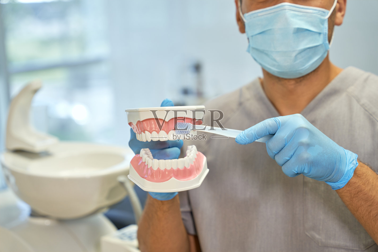 牙科医生示范用假牙刷牙照片摄影图片