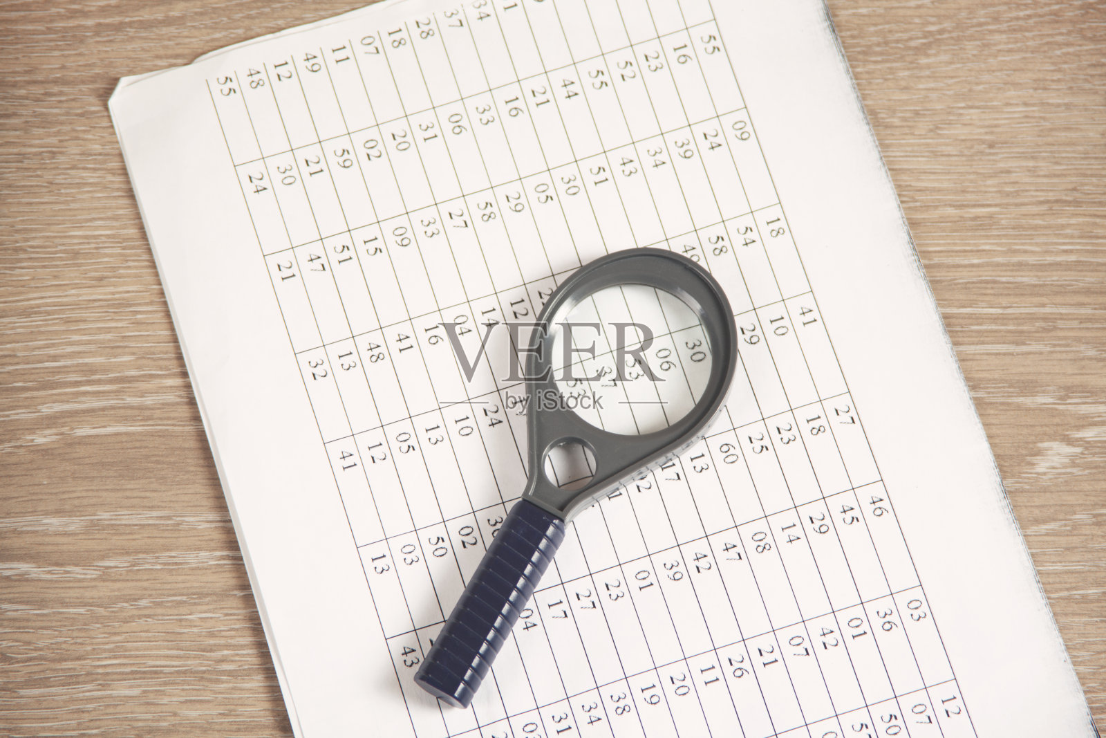 文档:用放大镜照片摄影图片