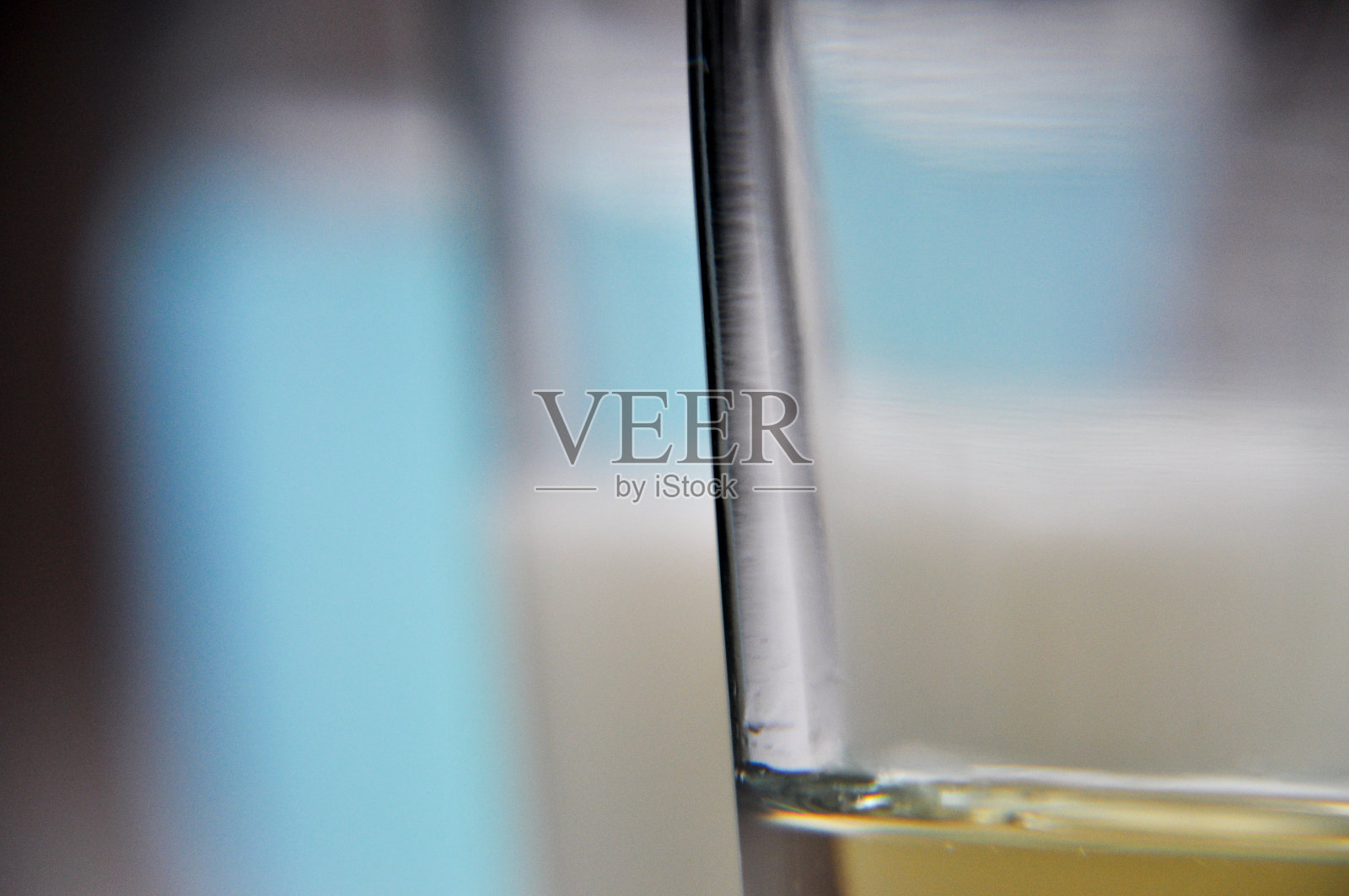 三杯彩色饮料蓝色白色黄色特写照片摄影图片