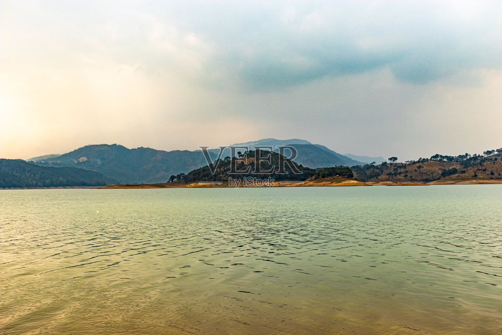 湖平静的水与山背景在白天从平角照片摄影图片