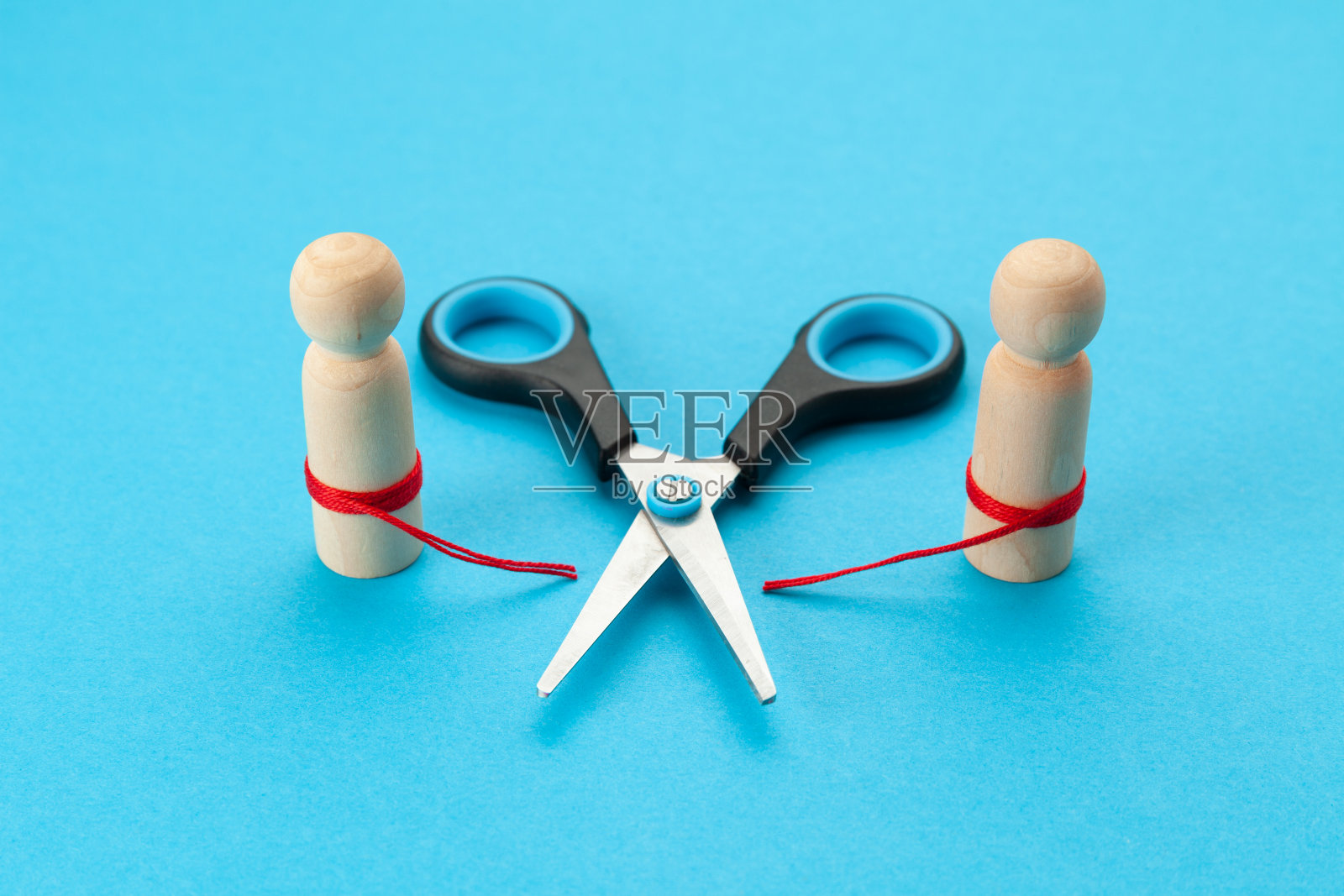 家庭矛盾：有切断的线的两个人像。夫妻离婚和不良关系照片摄影图片