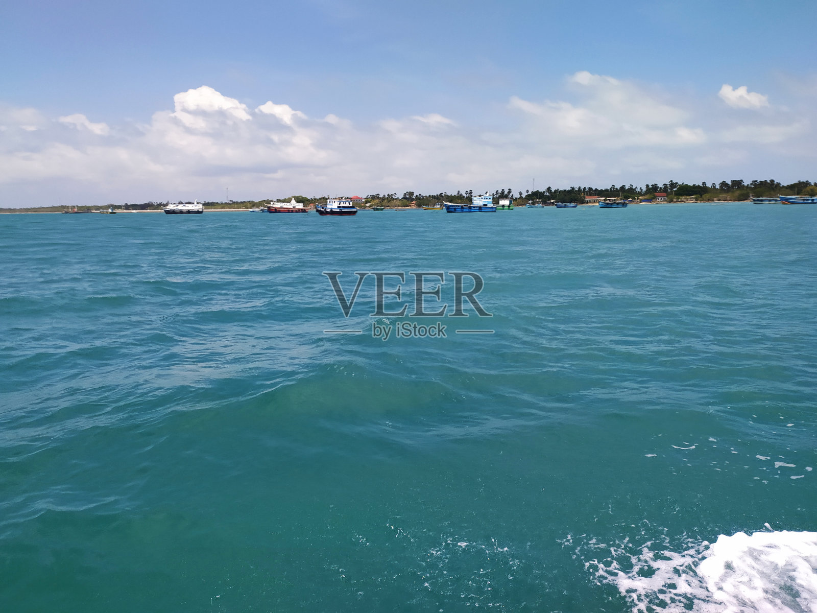 印度洋的深海，远处有一个小岛照片摄影图片