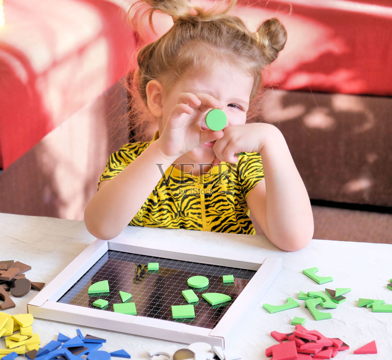小女孩玩几何马赛克细节，有乐趣和涉水。照片摄影图片