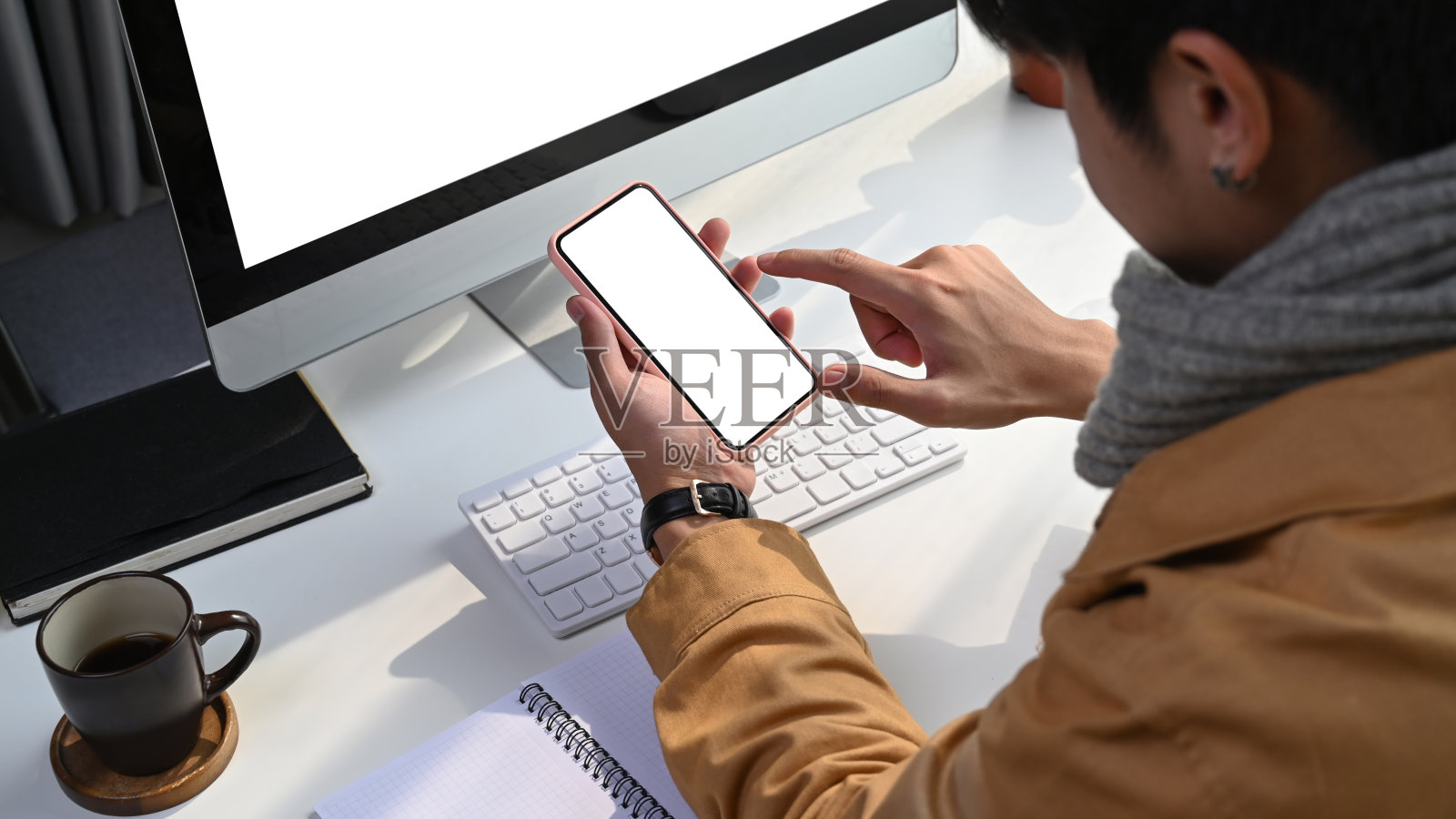 裁剪的亚洲男子自由职业者工作在家里和使用智能手机在线。照片摄影图片