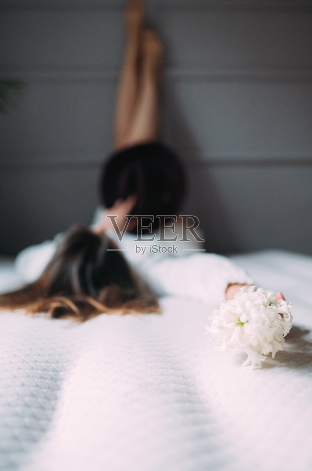 拿着白色风信子的女人照片摄影图片