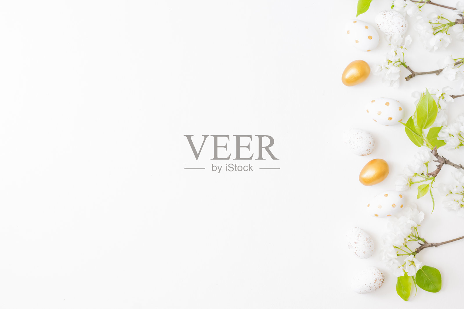 平躺复活节构图与春天的花和鸡蛋在白色的背景照片摄影图片