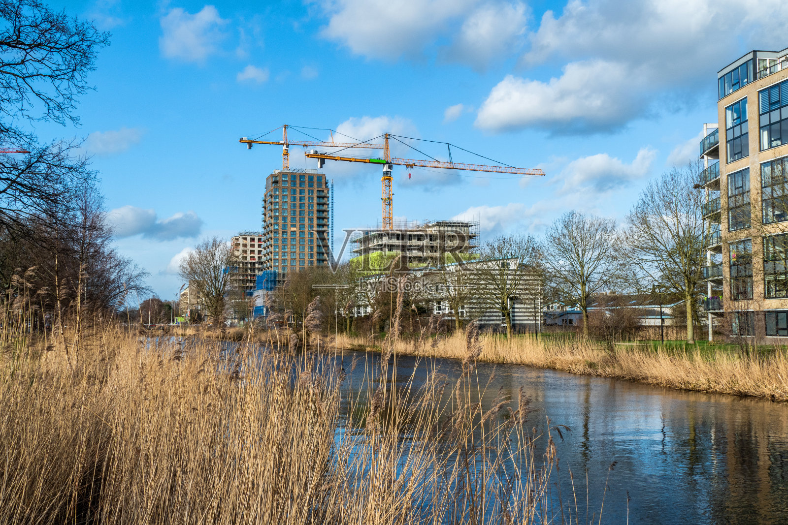大型房屋建设项目与大型起重机在阿姆斯福特，荷兰照片摄影图片