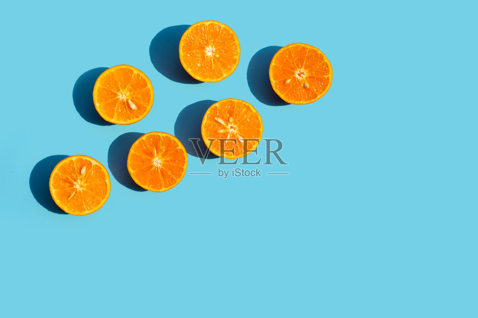 高维生素C，多汁甜。蓝色背景上的新鲜橘色水果。照片摄影图片