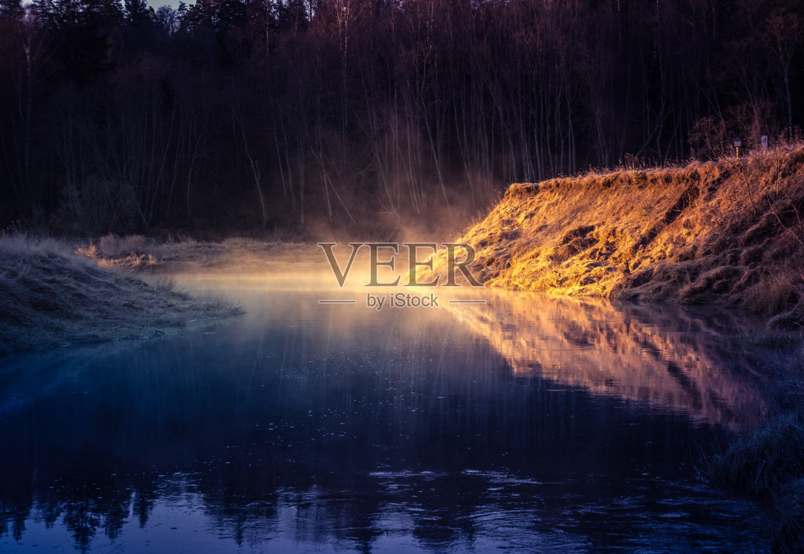 早春美丽的河流景观。北欧河谷的春天日出景色。照片摄影图片