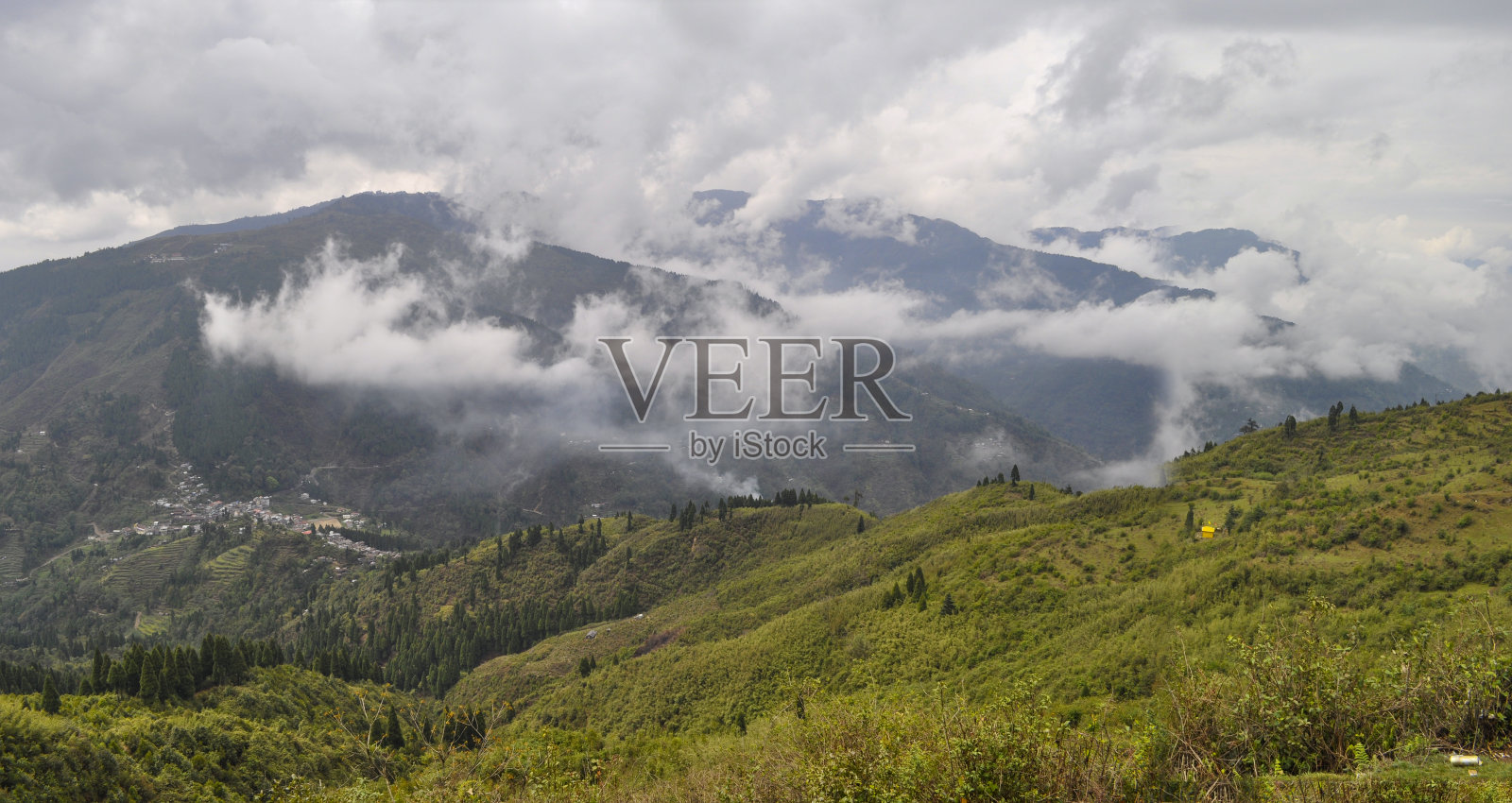 喜马拉雅山谷，山脊上有云照片摄影图片