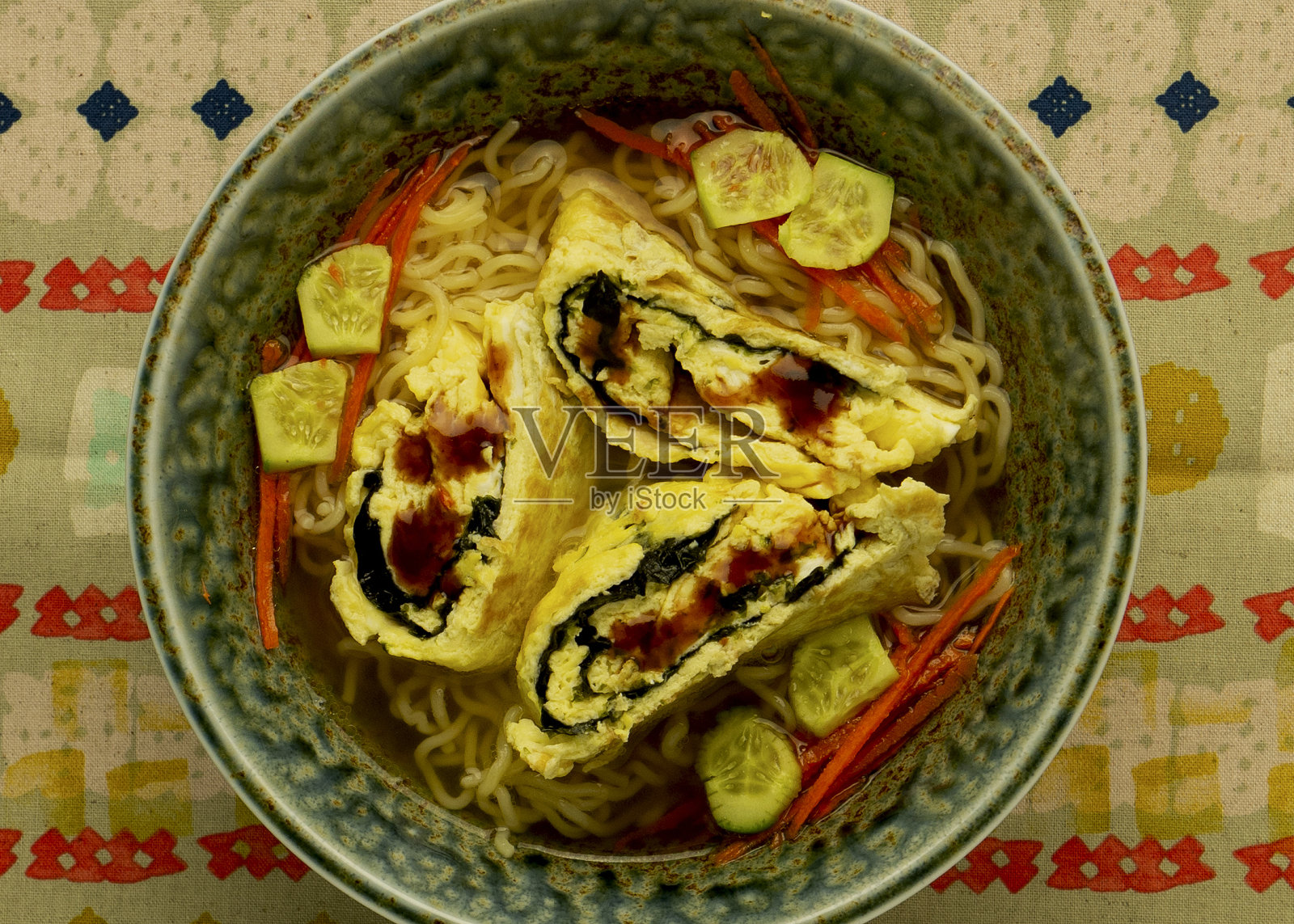 海苔炒面配猪排酱照片摄影图片