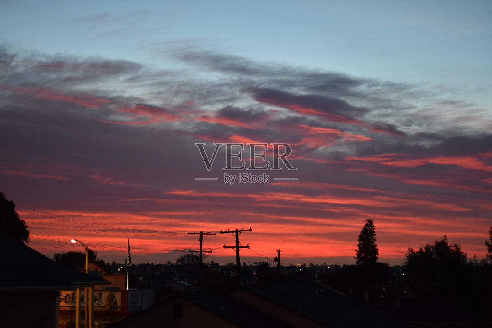 晨曦中的云彩照片摄影图片