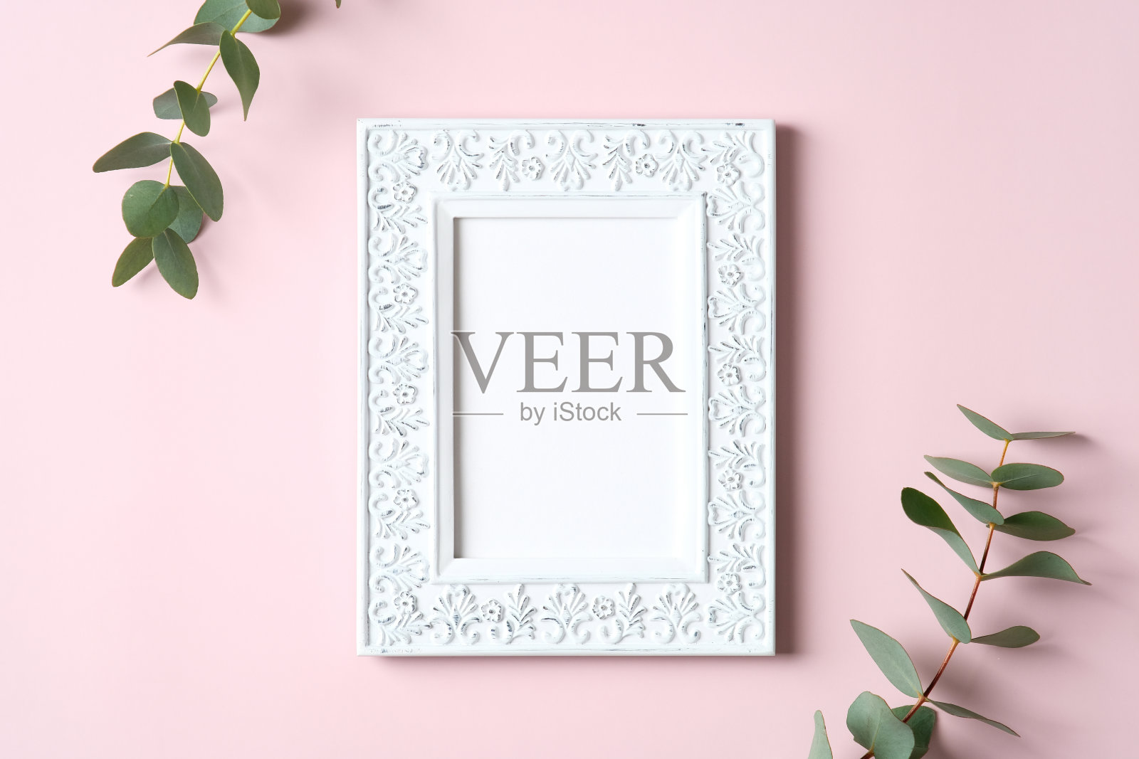 相框模型和桉树叶在粉红色的背景。母亲节快乐，爱，浪漫的概念。照片摄影图片