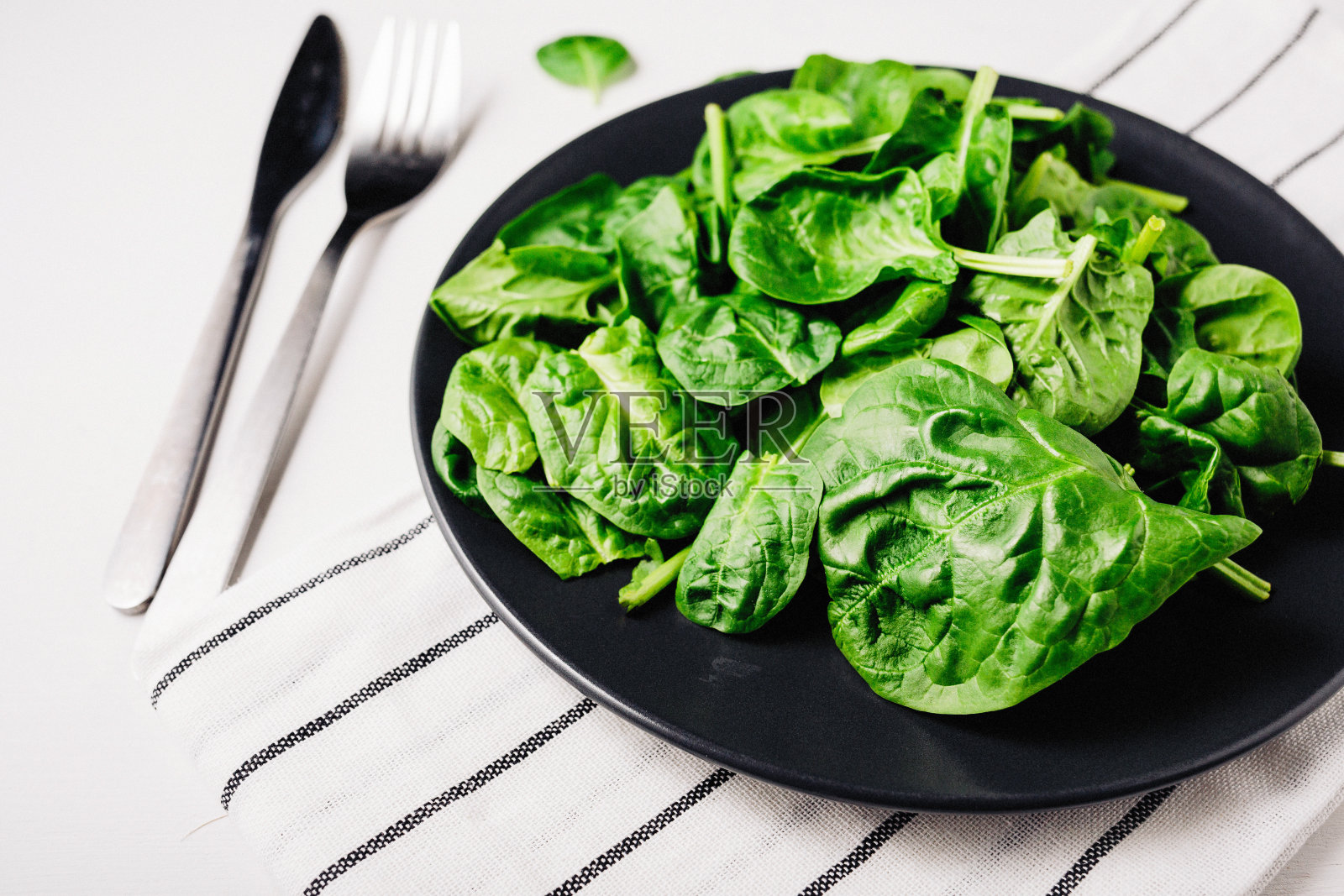 从上面看一盘菠菜照片摄影图片