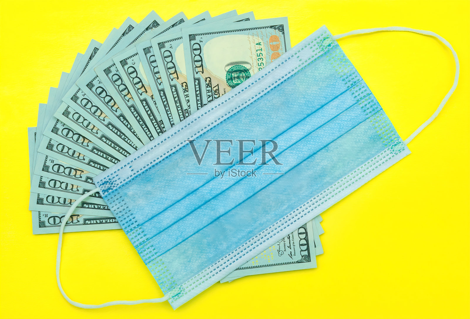 医用口罩和护照：疫情期间的旅行照片摄影图片