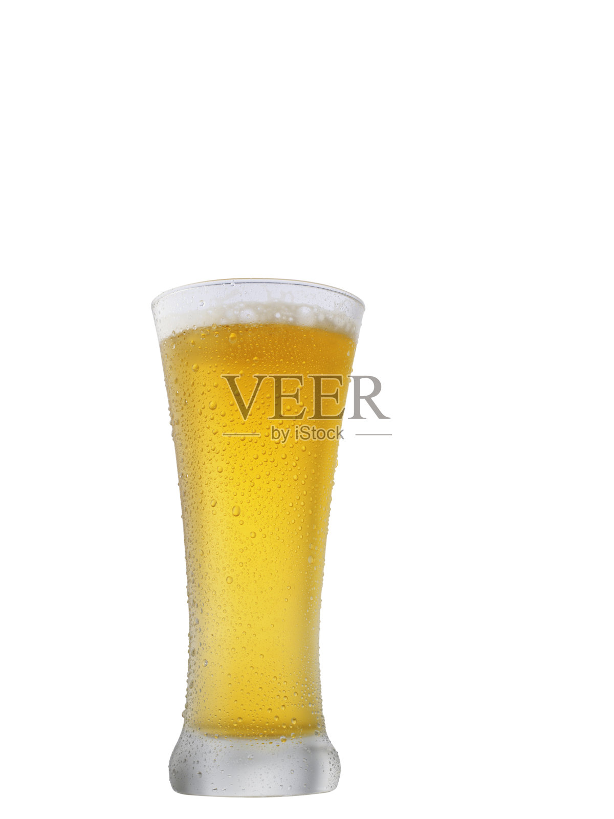 冰镇啤酒杯与水珠凝结。品脱啤酒杯孤立在白色背景照片摄影图片
