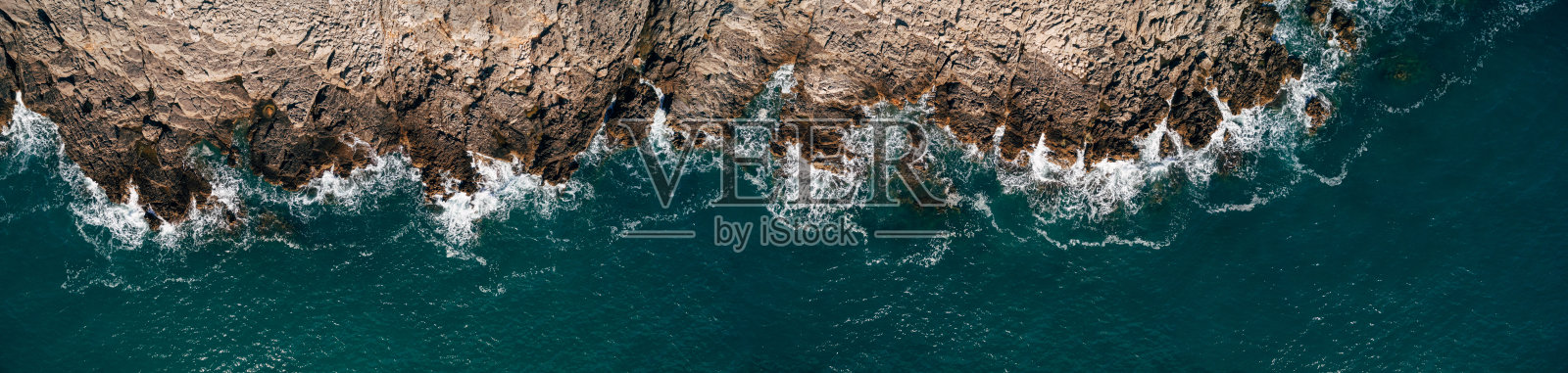 鸟瞰图海水和美丽的海湾之间的岩石。从无人机俯瞰地中海自然。照片摄影图片