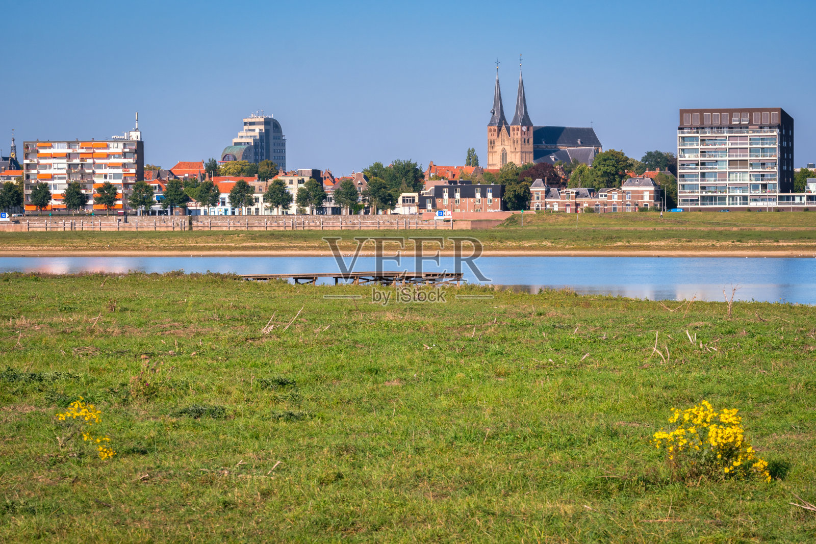 IJssel河和德文特尔的荷兰汉泽市(荷兰)照片摄影图片
