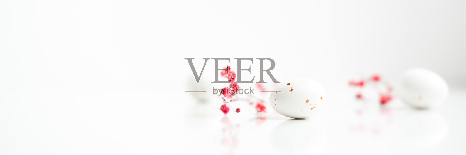 复活节彩蛋和鲜花的作文。照片摄影图片