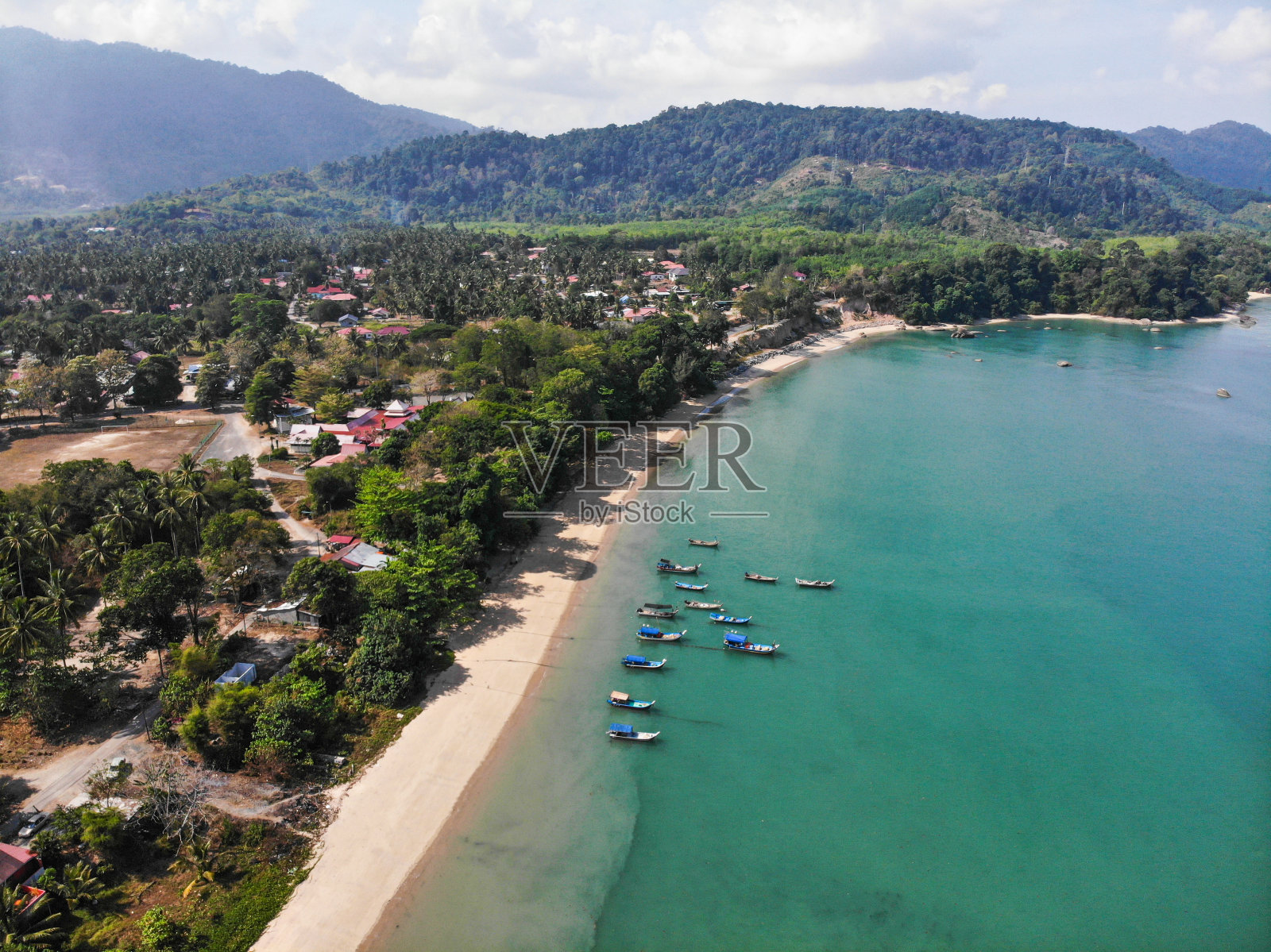 鸟瞰图上的村庄在热带岛屿兰卡威的海边。马来西亚。渔船停泊在沙滩上。照片摄影图片