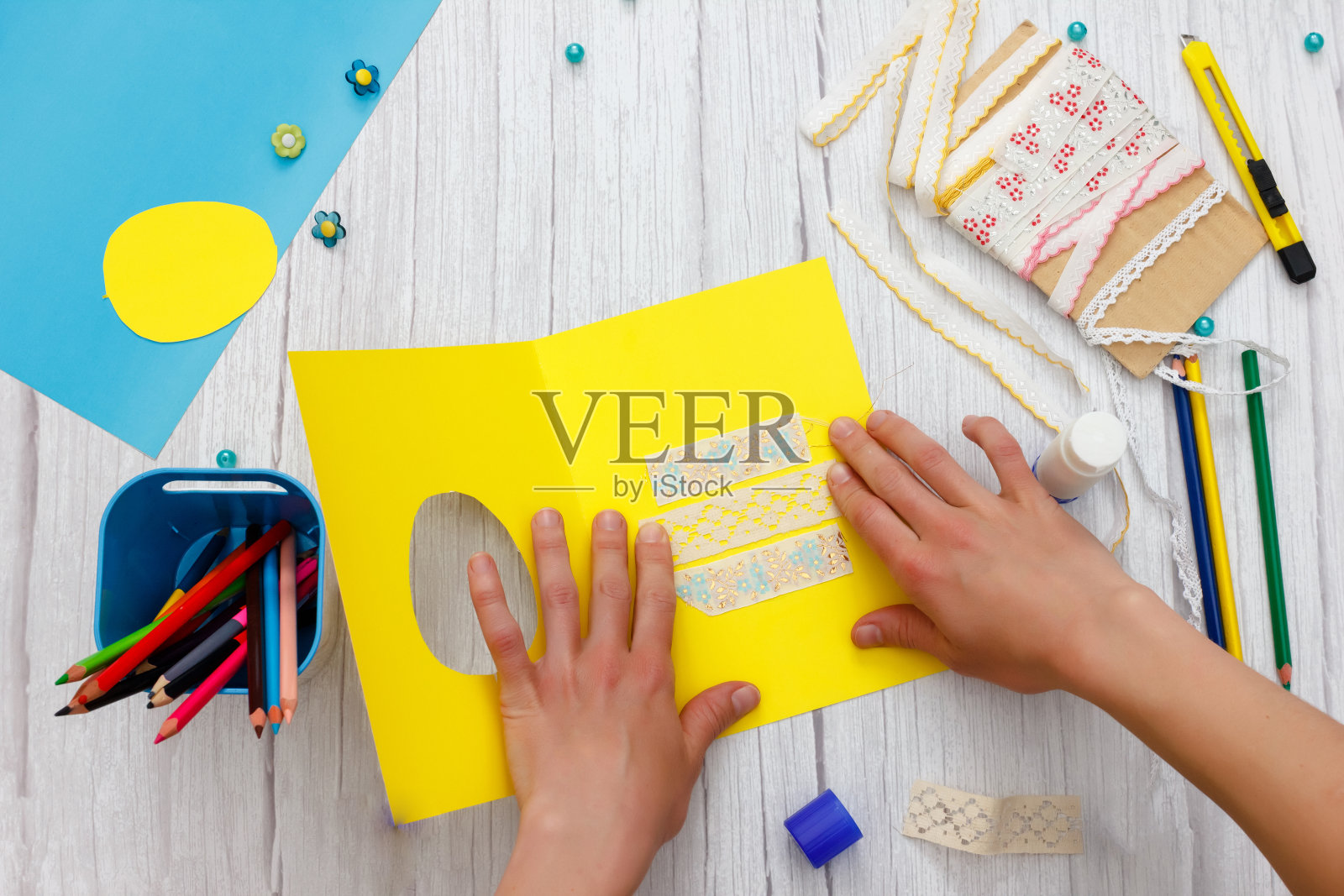 步骤7。一步一步的照片说明。如何制作复活节兔子贺卡。为孩子DIY的创意照片摄影图片