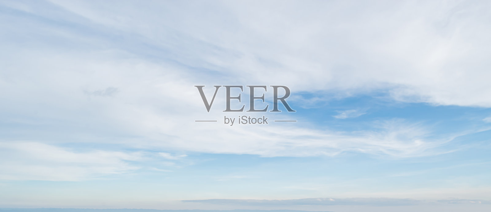 蓝天映衬着柔和的白云。美丽的自然云景背景。照片摄影图片