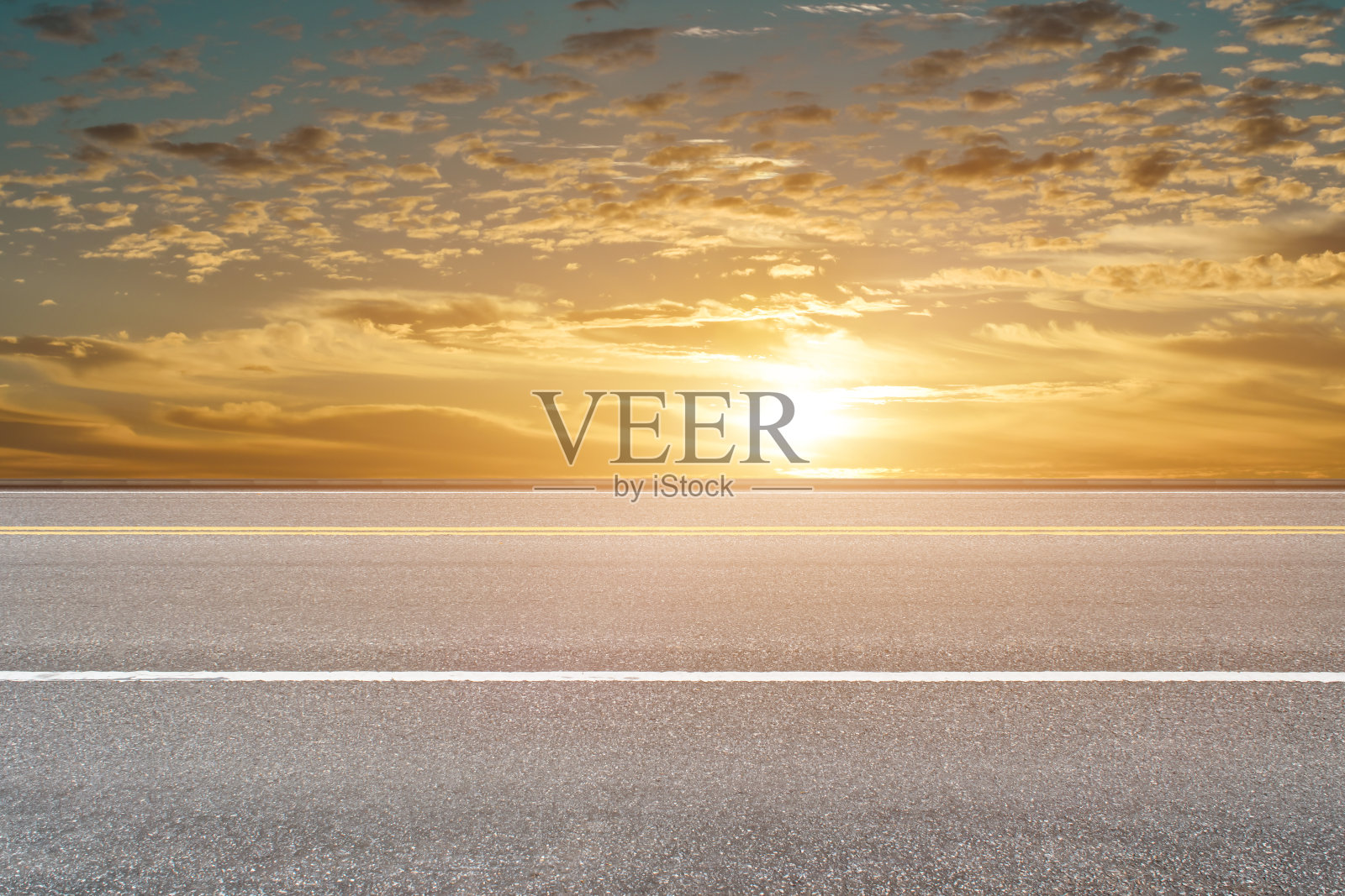 空旷的柏油路和天空的自然景观在日出的背景。照片摄影图片