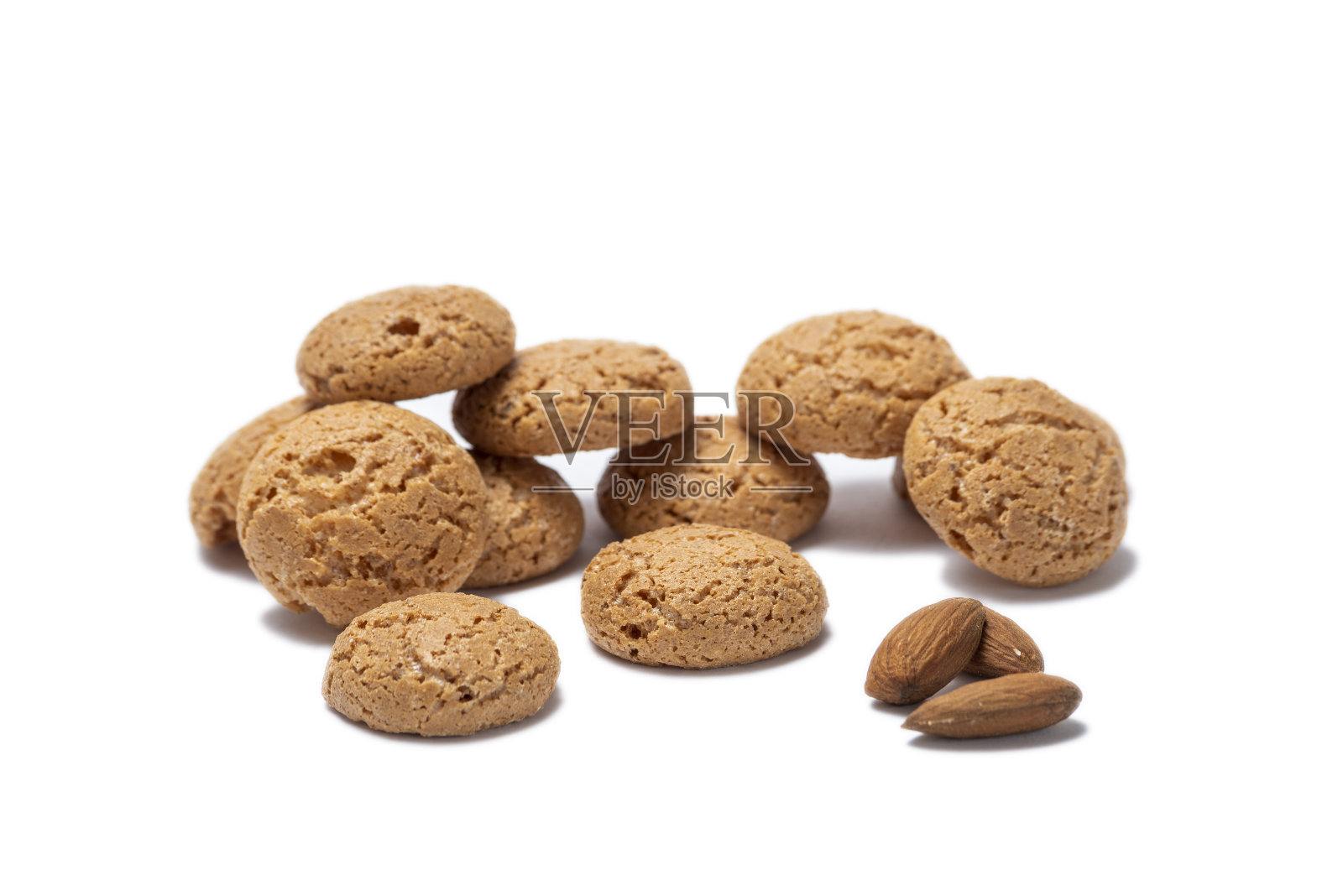 杏仁苦杏仁:著名的意大利饼干孤立在白色的背景照片摄影图片