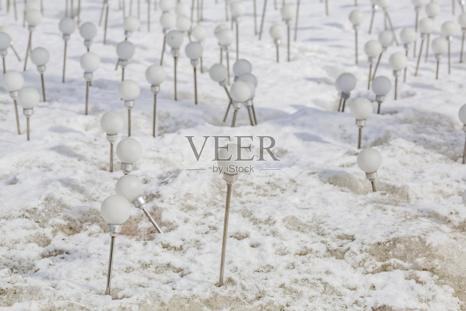 雪地里的白色环保太阳能灯照片摄影图片