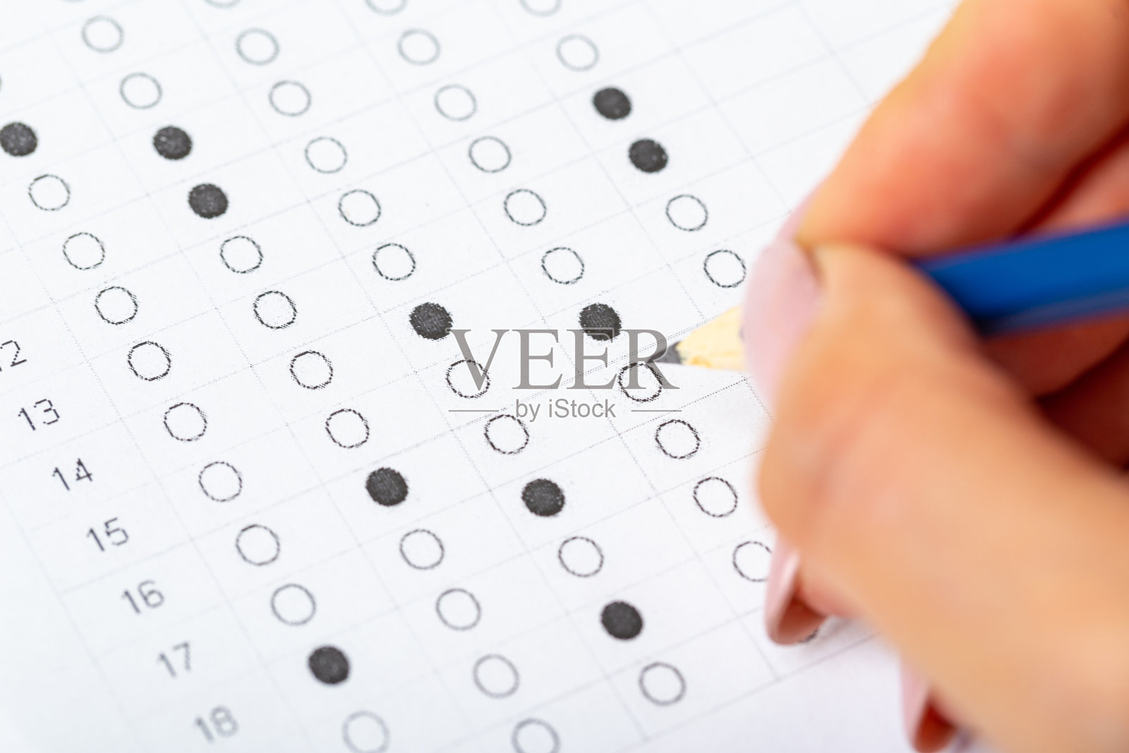 学生用铅笔在练习和试卷上填写考试答案。电脑答题纸与铅笔在学校考场，教育理念。照片摄影图片