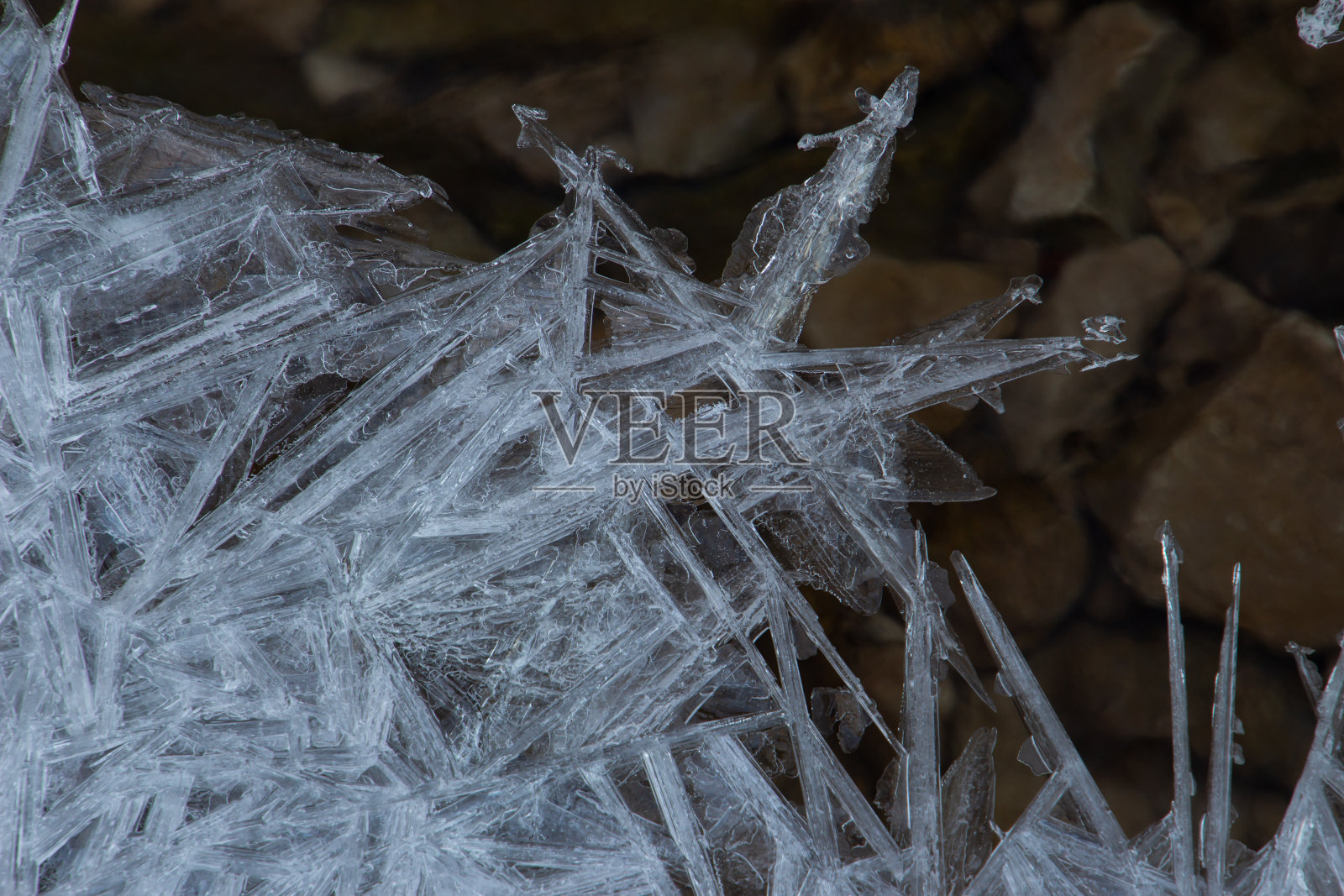 岩石上的冰刺状晶体结构照片摄影图片