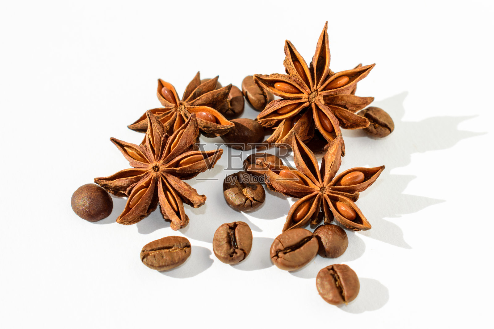 八角和棒，八角和肉桂，八角孤立在白色背景照片摄影图片