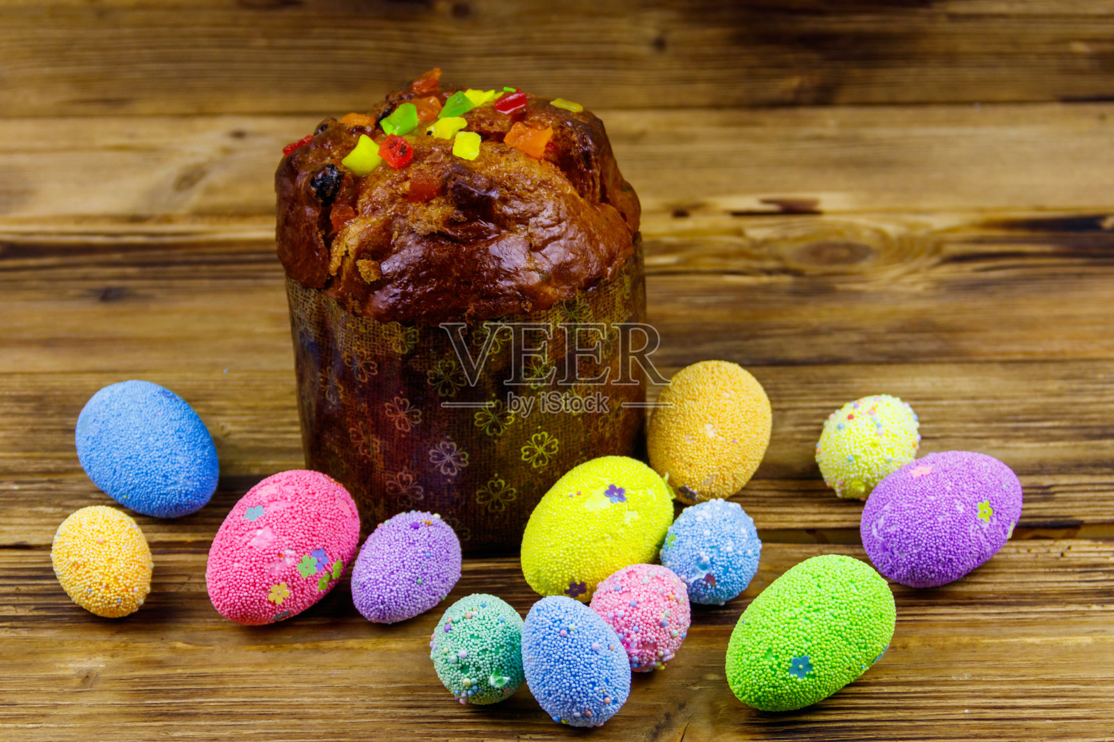 复活节蛋糕和复活节蛋放在一张木桌上照片摄影图片
