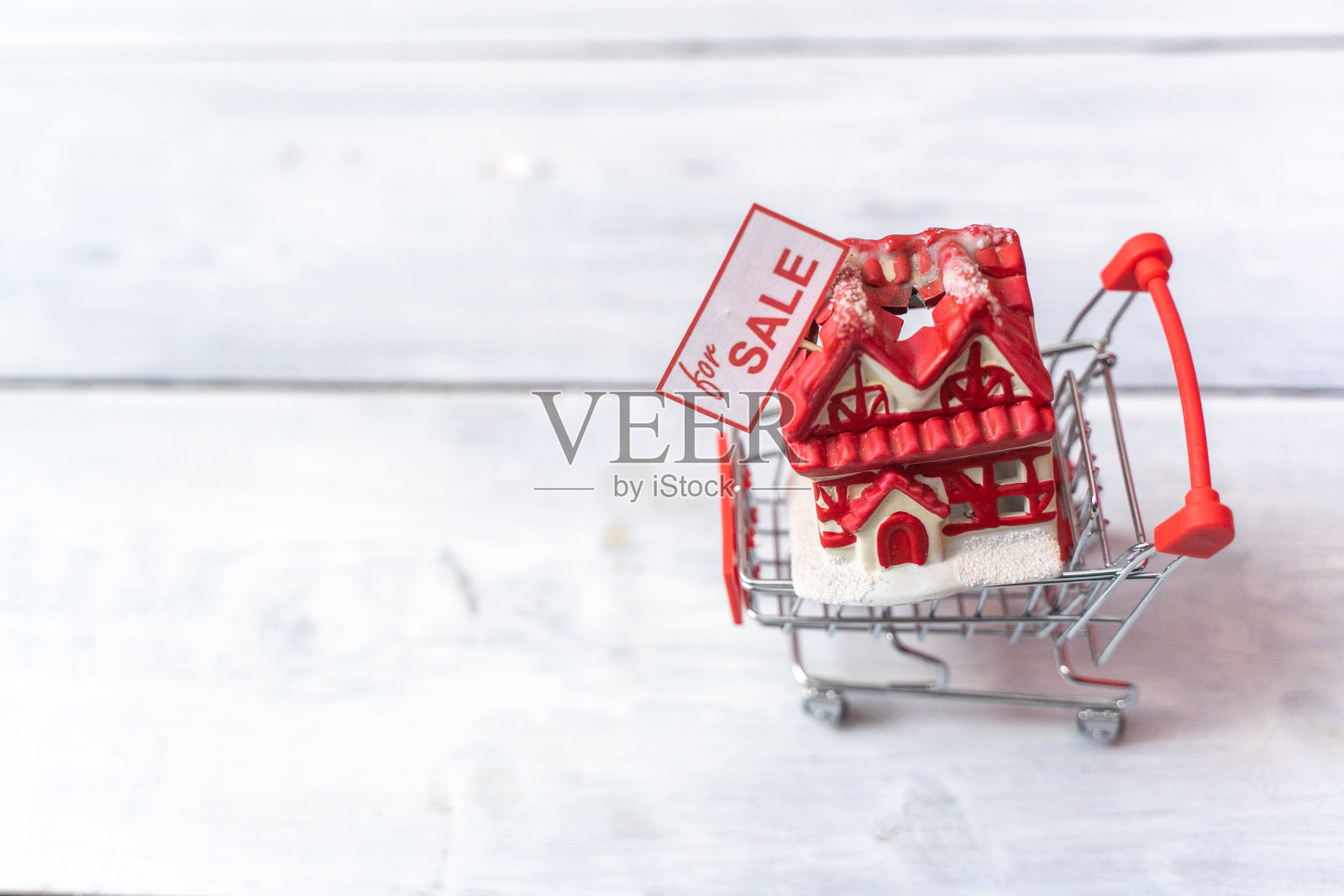 玩具屋出售在小购物车照片摄影图片