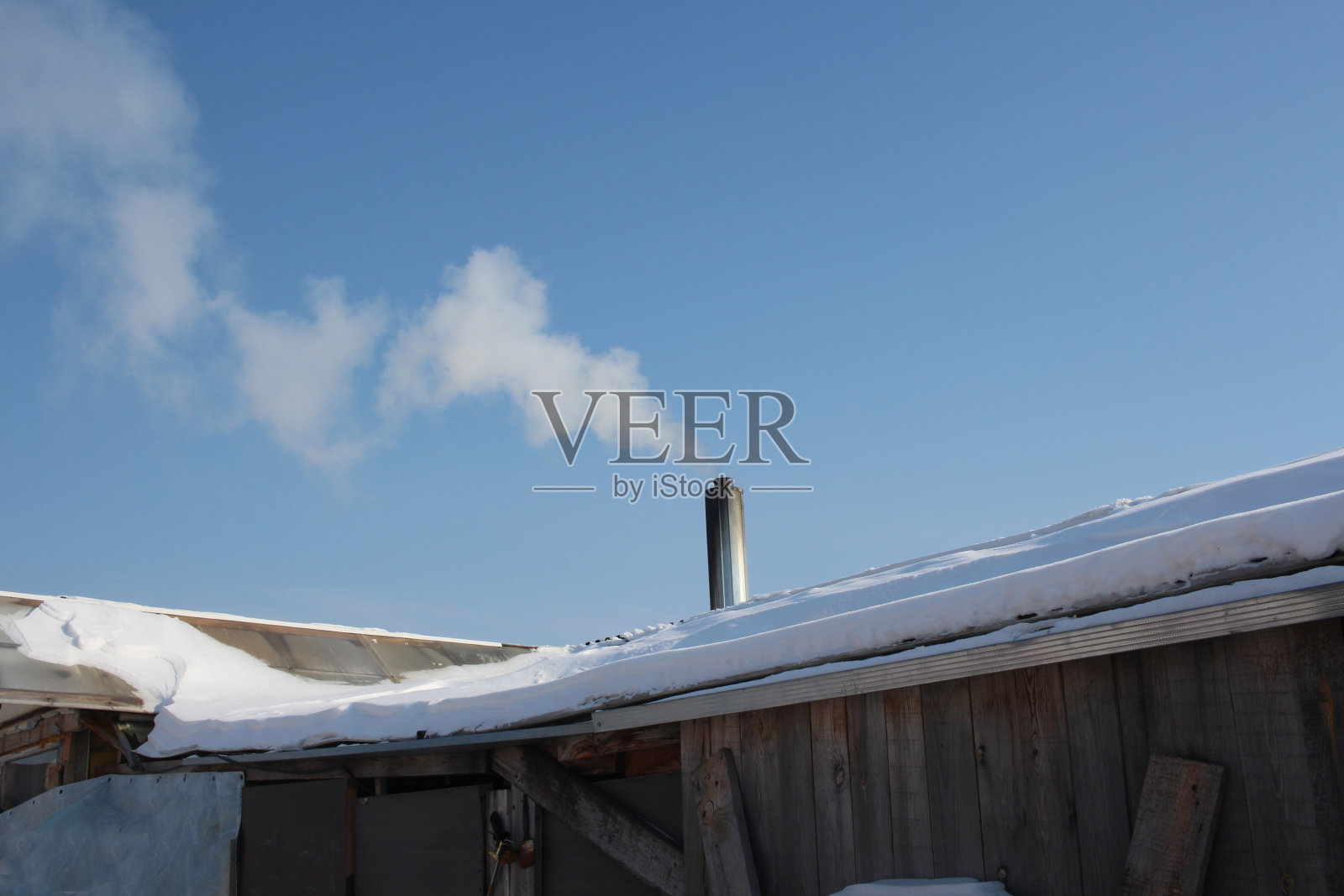 屋顶上的烟斗和天空中的烟雾照片摄影图片