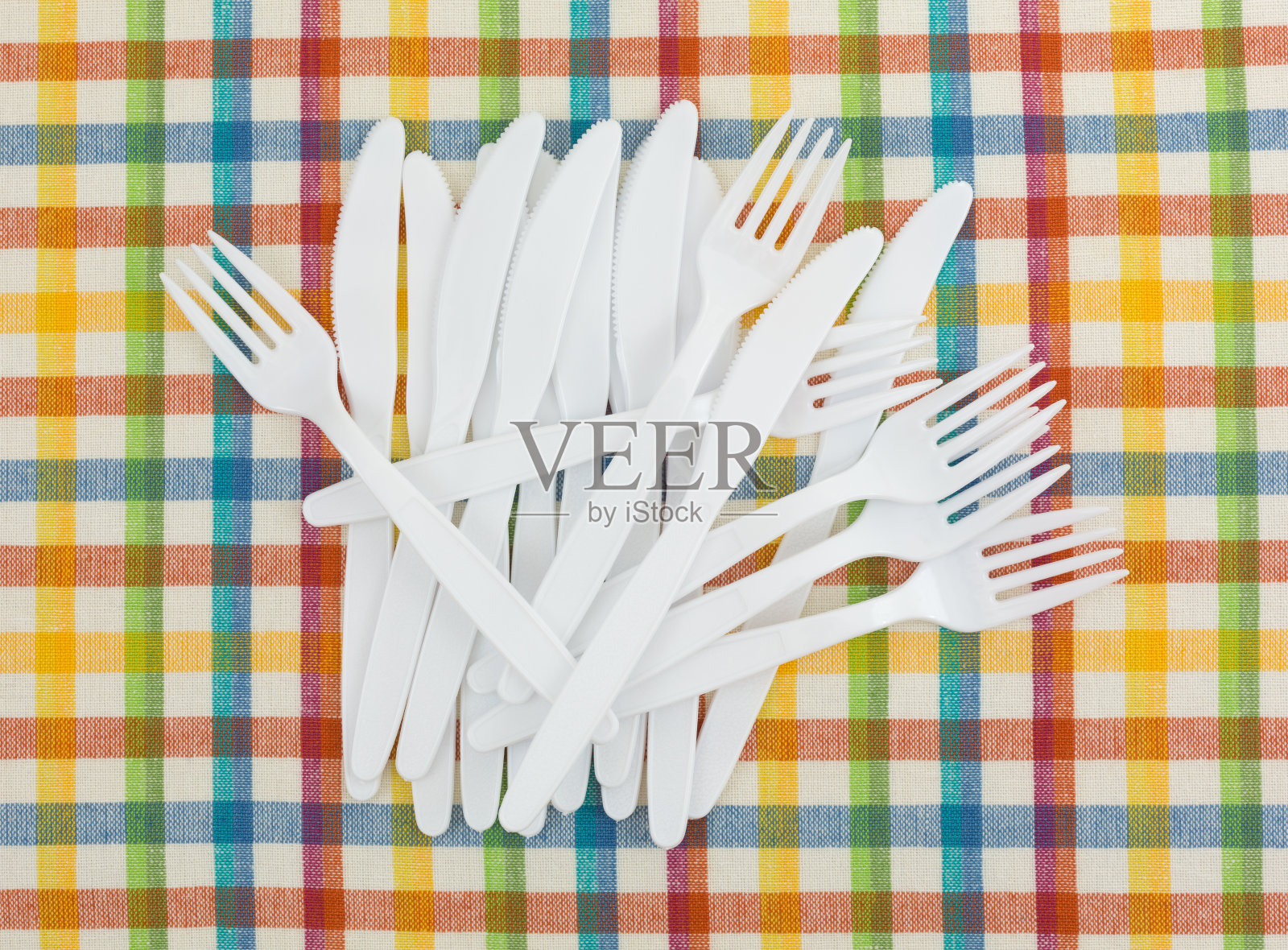 塑料的白色刀叉放在桌布上照片摄影图片