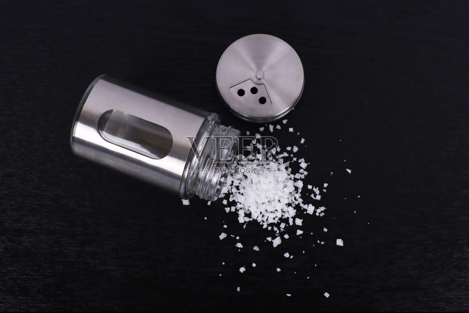 黑色背景不锈钢调味瓶和盐照片摄影图片