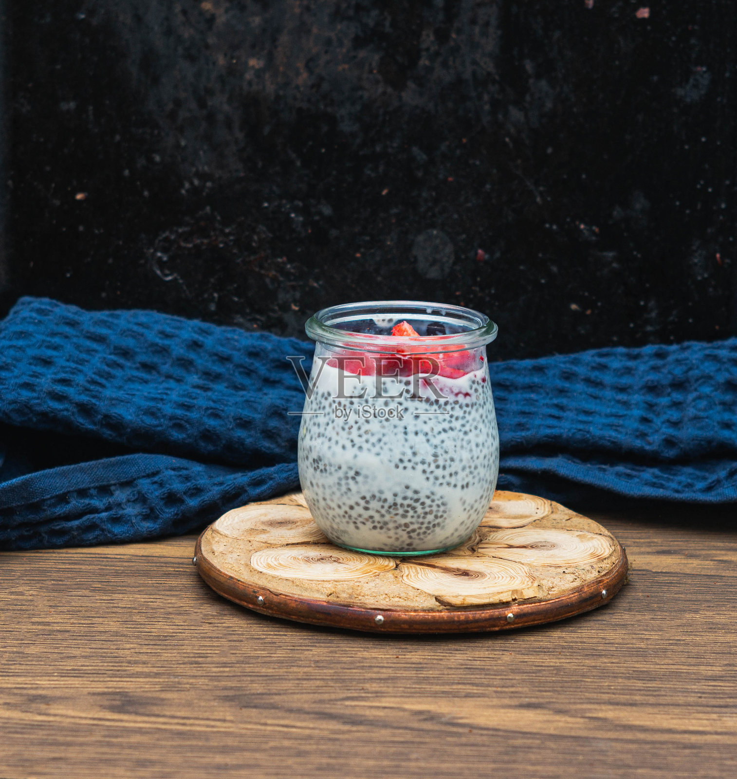 用新鲜草莓装饰的自制奇亚布丁。健康食品,素食照片摄影图片