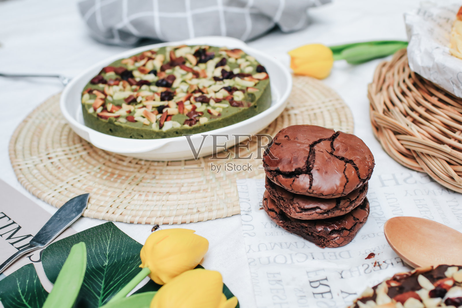 巧克力布朗尼饼干。烤奶油黑巧克力饼干在黑色纹理背景。早上表。副本的空间。照片摄影图片