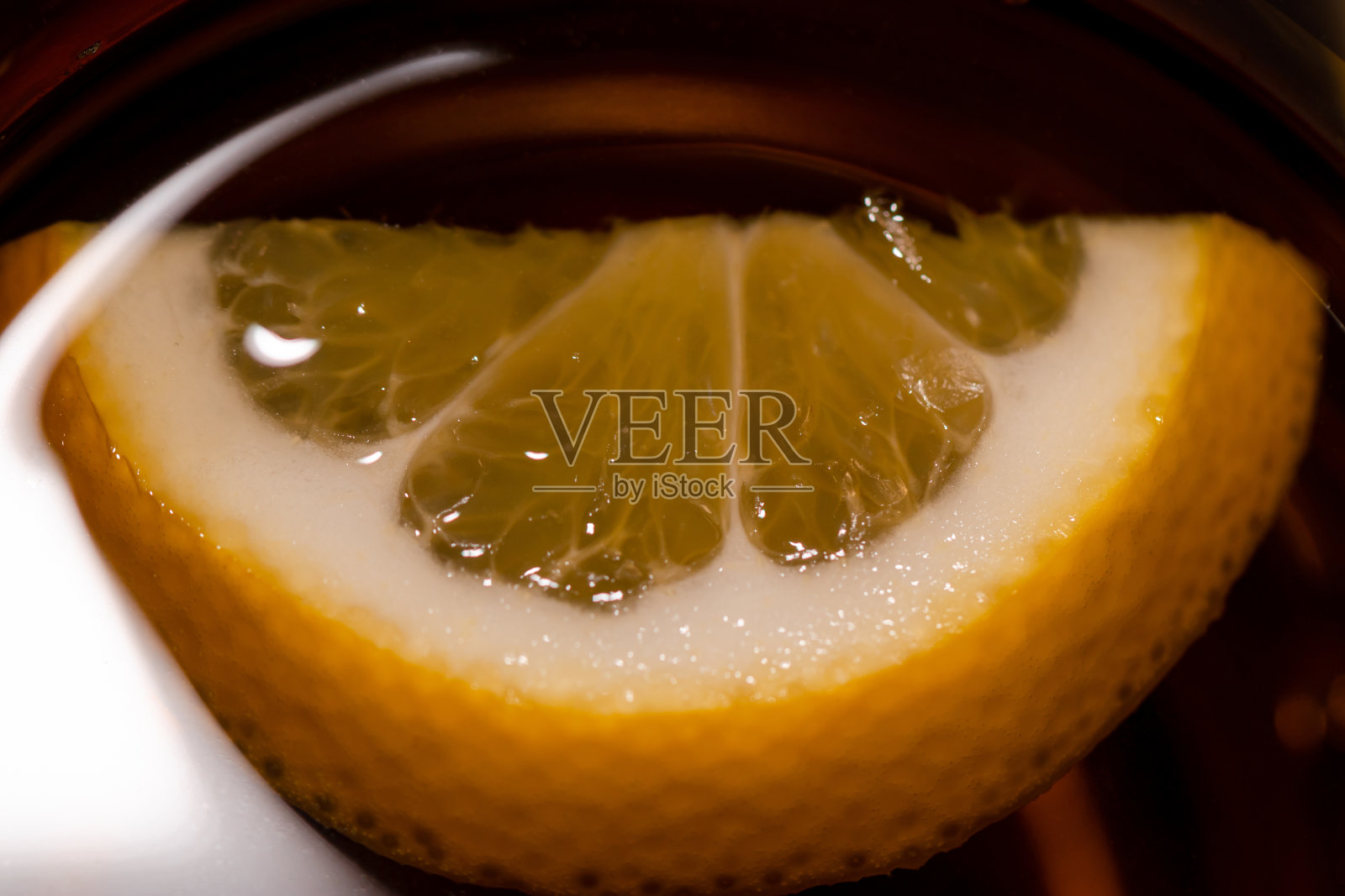 茶杯里的柠檬片照片摄影图片