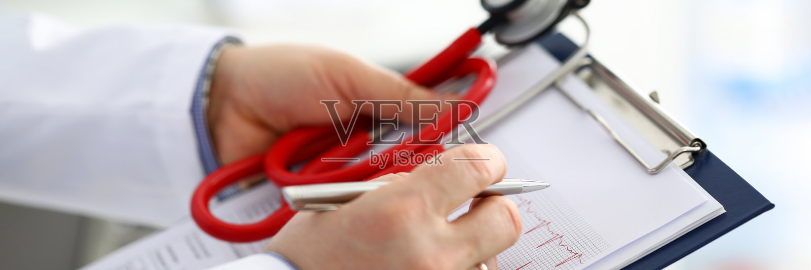 男医医生手里拿着银笔照片摄影图片