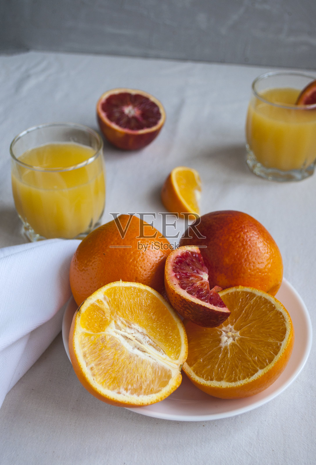 新鲜美味的各种橙子切在一个海特盘。照片摄影图片