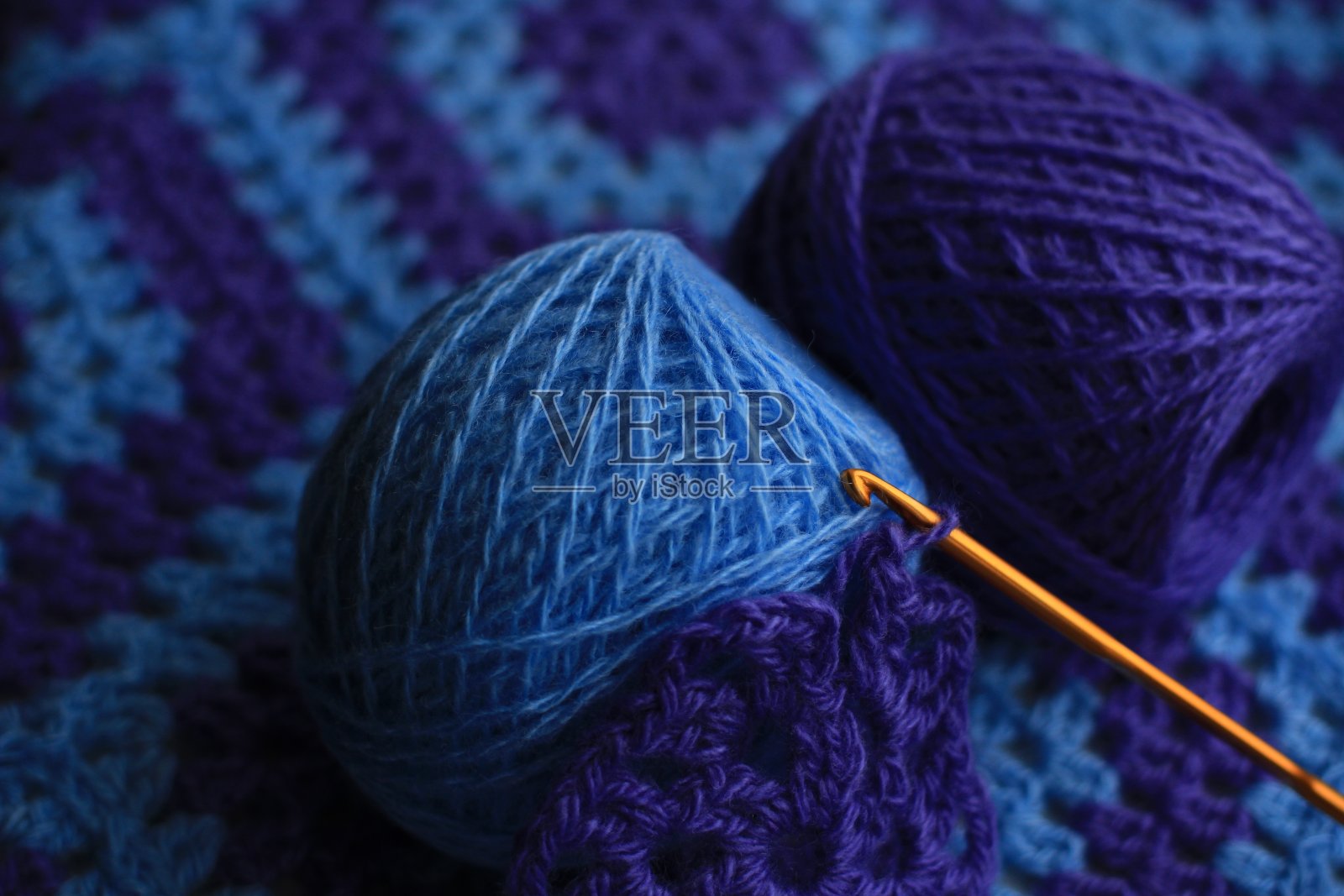 用蓝色和淡紫色的线钩编的格子照片摄影图片