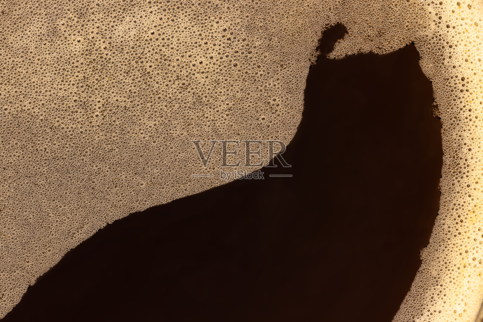 特写咖啡表面的气泡照片摄影图片